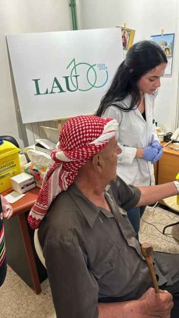 العيادة المتنقلة للمراكز الطبية للجامعة اللبنانية الأميركية انطلقت إلى القرى اللبنانية