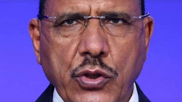رئيس النيجر المخلوع بازوم يواجه المجلس العسكري بعد رفع الحصانة