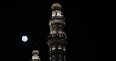 تكنولوجيا: نصف القمر سيضيء سماء اليوم.. اعرف امتى هيبقى بدر؟