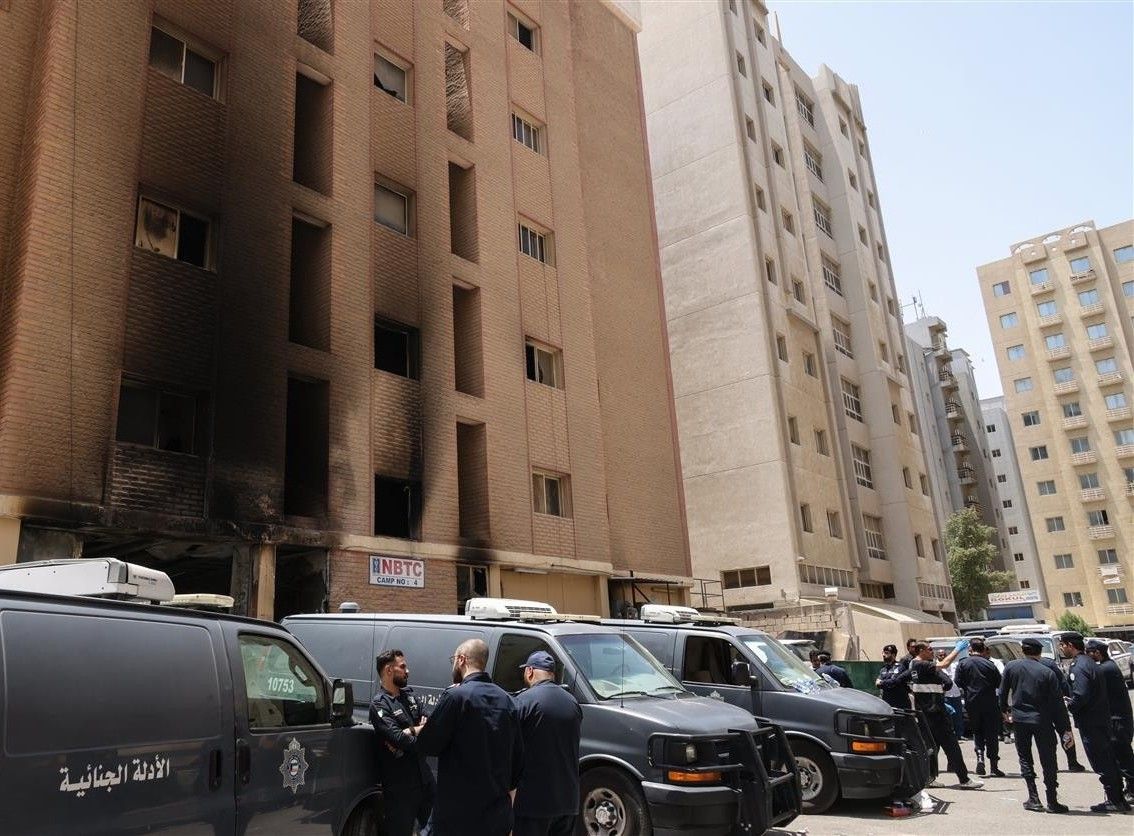 أمير الكويت يأمر بتجهيز طائرات لنقل جثامين 45 عاملاً جراء الحريق إلى بلادهم