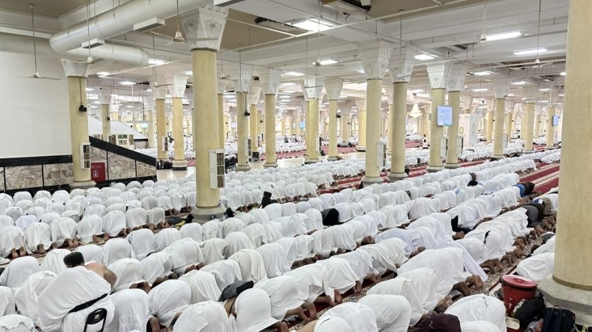 مشعر منى.. مسجد الخيف يكتظ بآلاف المصلين في يوم التروية