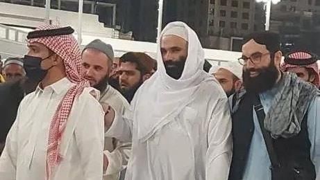 طالبان في ضيافة الإمارات.. ماذا يريد بن زايد من سراج الدين حقاني؟