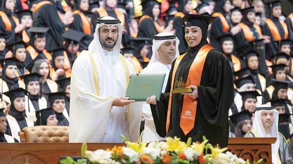 سلطان بن أحمد القاسمي يشهد حفل تخريج طالبات جامعة الشارقة