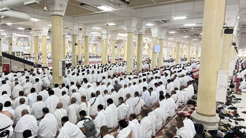 مشعر منى.. مسجد الخيف يكتظ بآلاف المصلين في يوم التروية