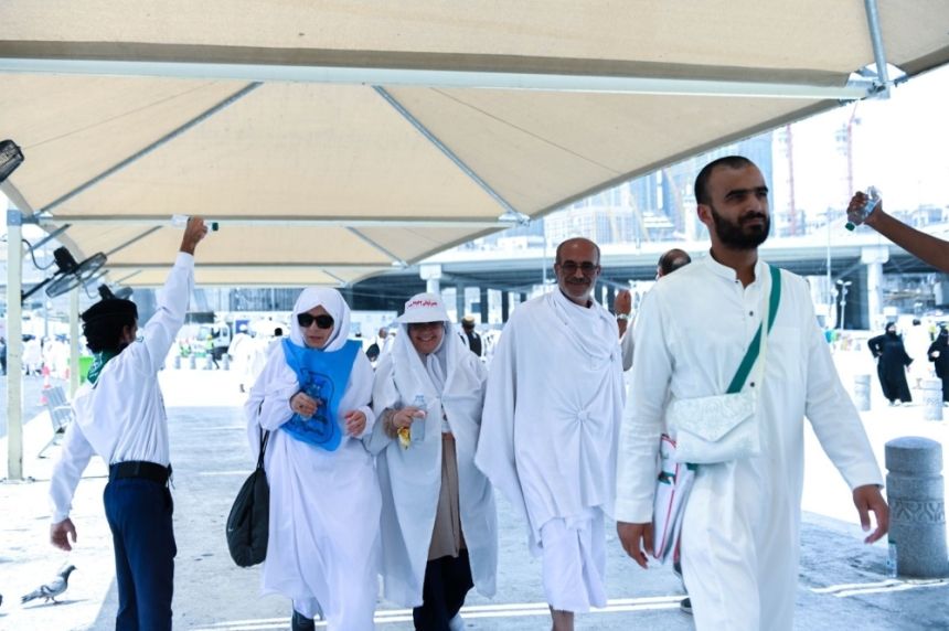 إرشاد الحجاج.. الكشاف "النجادي" لم تمنعه الإعاقة من خدمة ضيوف الرحمن