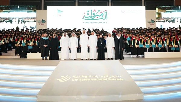 شخبوط بن نهيان يشهد تخريج 578 طالباً وطالبة من مدارس الإمارات الوطنية في أبوظبي