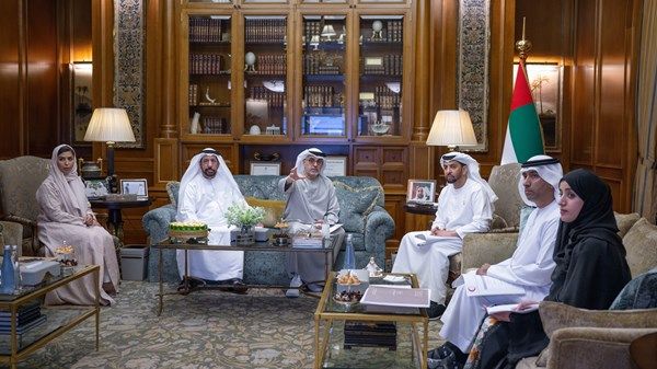 حمدان بن زايد يطلع على إنجازات الهلال الأحمر خلال الربع الأول من العام