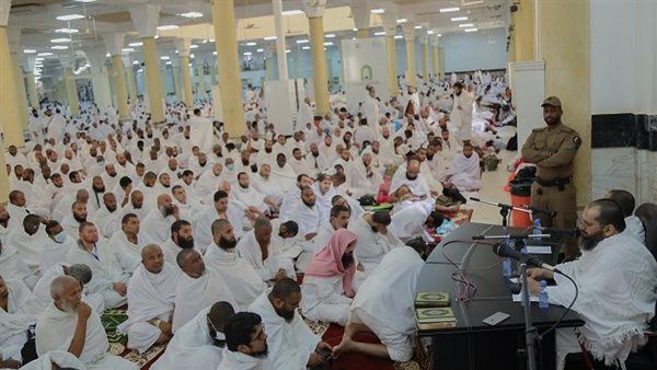 مسجد الخيف بمشعر منى يكتظ بآلاف المصلين في يوم التروية