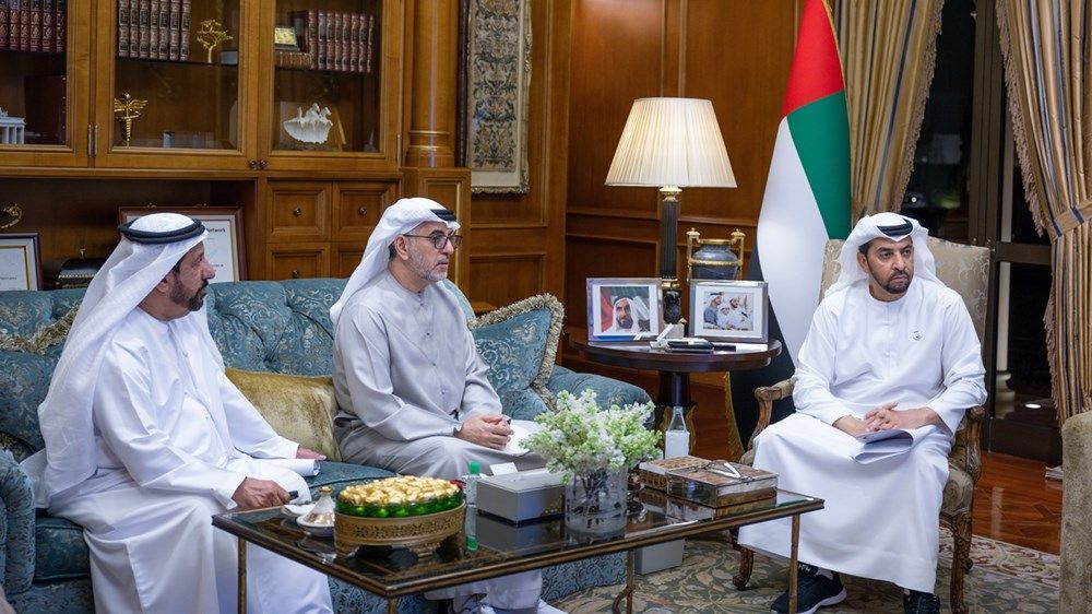 حمدان بن زايد يطلع على إنجازات الهلال الأحمر خلال الربع الأول من العام