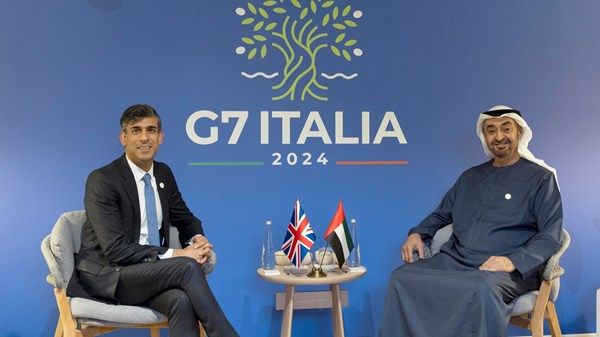 على هامش مشاركته في قمة مجموعة السبع.. رئيس الدولة يلتقي رئيس الوزراء البريطاني