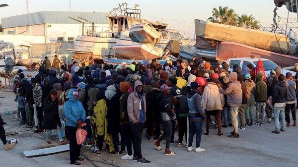 وفاة مهاجر في تونس واعتراض 49 في ليبيا