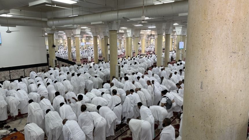 مشعر منى.. مسجد الخيف يكتظ بآلاف المصلين في يوم التروية