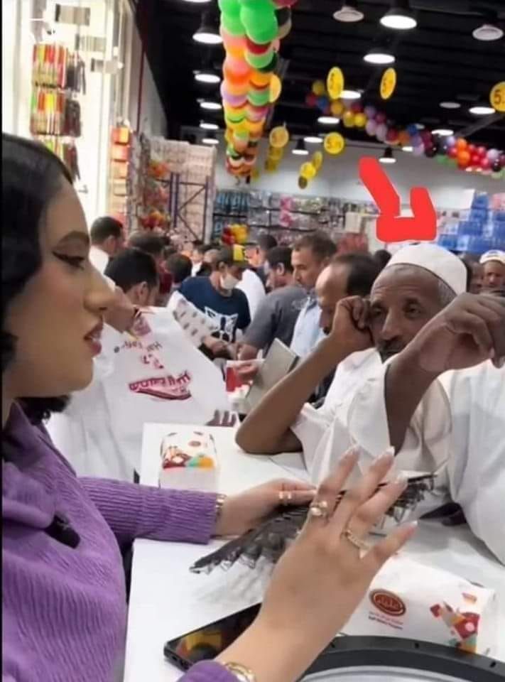 شاهد بالصورة.. نظرات رجل سوداني في الستين من عمره للراقصة آية أفرو أثناء جلوسها معه على “طاولة” واحدة تثير سخرية جمهور مواقع التواصل ومتابعون: (الله يعينك يا عمك وما تركز شديد يا حاج)