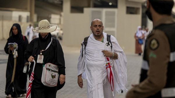 حجاج بيت الله الحرام يتوافدون إلى مشعر منى لقضاء يوم التروية