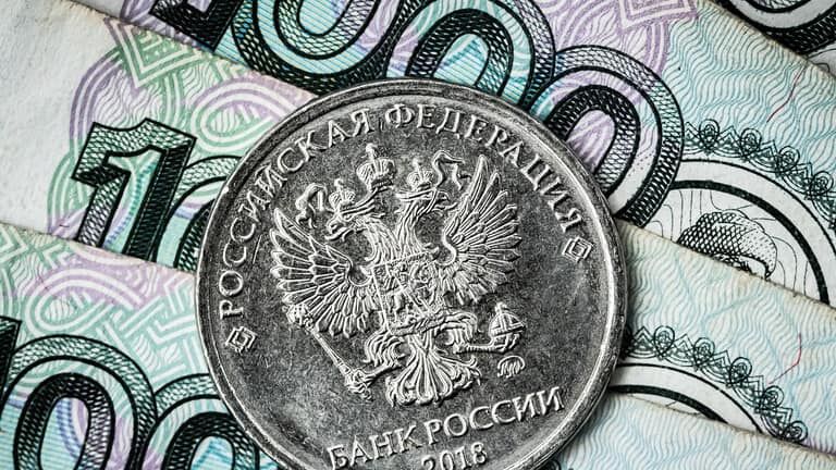 موسكو توجه صفعة لأوروبا وواشنطن .. روسيا توقف التداول بالدولار واليورو في البورصة