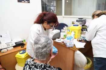 العيادة المتنقلة للمراكز الطبية للجامعة اللبنانية الأميركية انطلقت إلى القرى اللبنانية