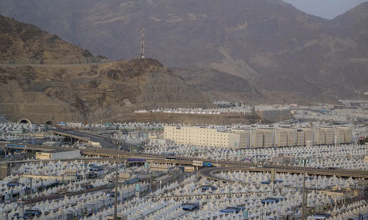 الخليج اليوم .. حجاج الدولة يتوافدون على مشعر "منى" لقضاء يوم التروية