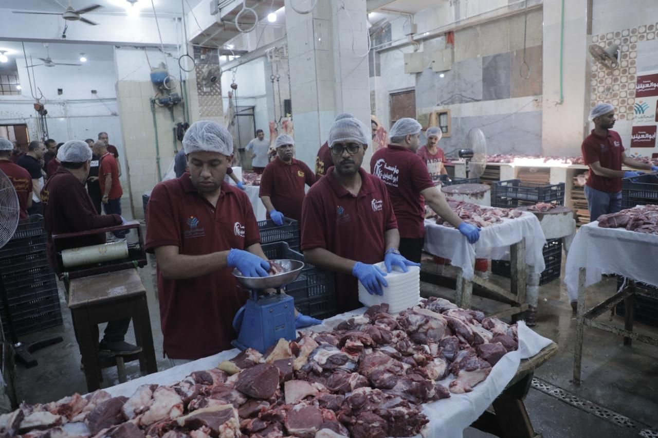 ضمن التحالف الوطنى.. مؤسسة أبو العينين توزع لحوم الأضاحى على المواطنين فى قرى مصر