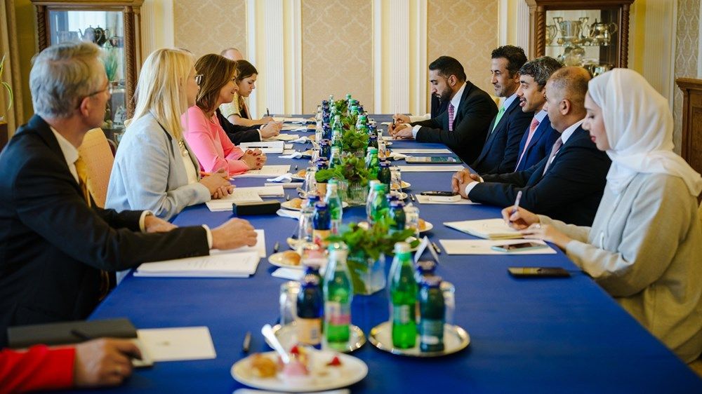 عبدالله بن زايد يلتقي نائبة رئيس الوزراء وزيرة الخارجية في سلوفينيا