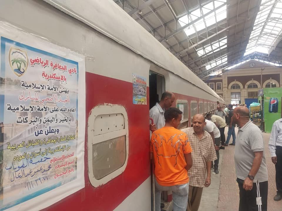 شاهد احتفالات الركاب بالعيد من داخل قطار النوبة.. فيديو
