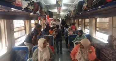 شاهد احتفالات الركاب بالعيد من داخل قطار النوبة.. فيديو