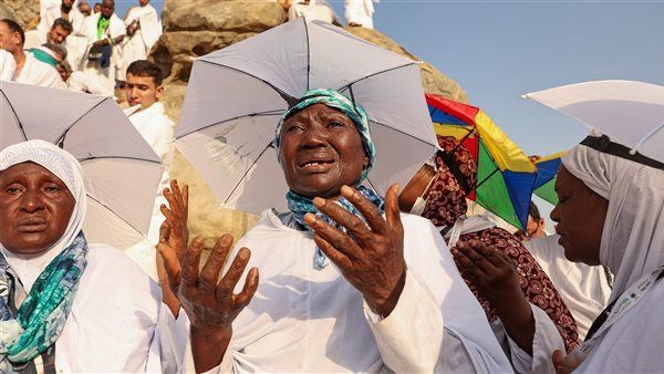 حجاج بيت الله الحرام على عرفات.. "أرواح ترجوا ودموع خاشعة "( صور)
