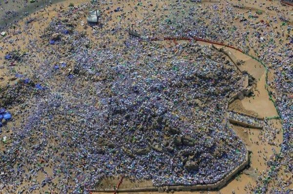 بعد أداء الركن الأعظم.. حجاج بيت الله الحرام ينفرون من عرفات الى مزدلفة