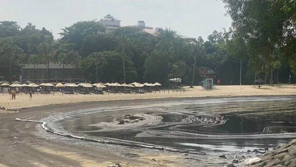 إغلاق شواطئ جزيرة سنتوسا في سنغافورة بسبب تسرب نفطي