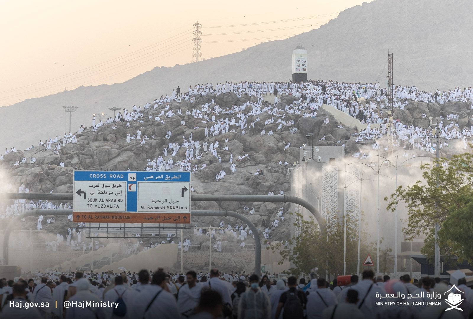 حجاج بيت الله الحرام على عرفات.. "أرواح ترجوا ودموع خاشعة "( صور)