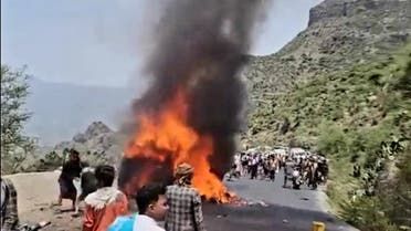 الخليج اليوم .. صور.. احتراق باص نقل يودي بحياة 9 يمنيين وإصابة 4 آخرين