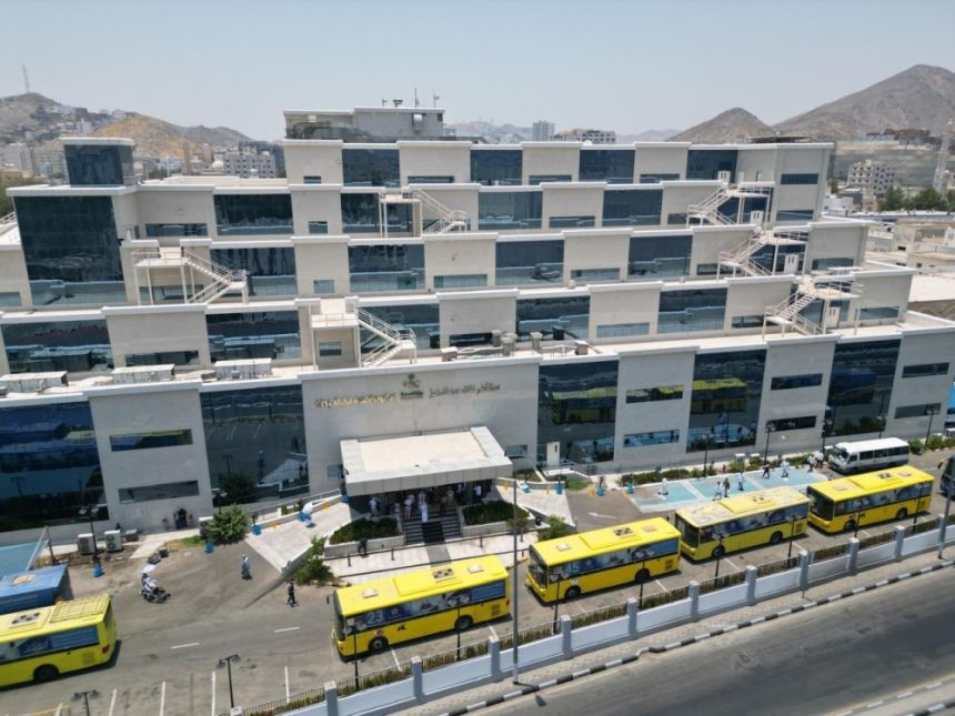 بالصور.. انطلاق قافلة الحجاج المرضى المنومين إلى عرفات