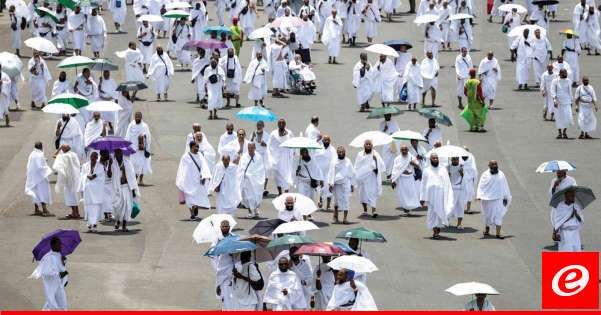 الحجّاج يقفون على جبل عرفة اليوم