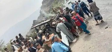 الخليج اليوم .. صور.. احتراق باص نقل يودي بحياة 9 يمنيين وإصابة 4 آخرين