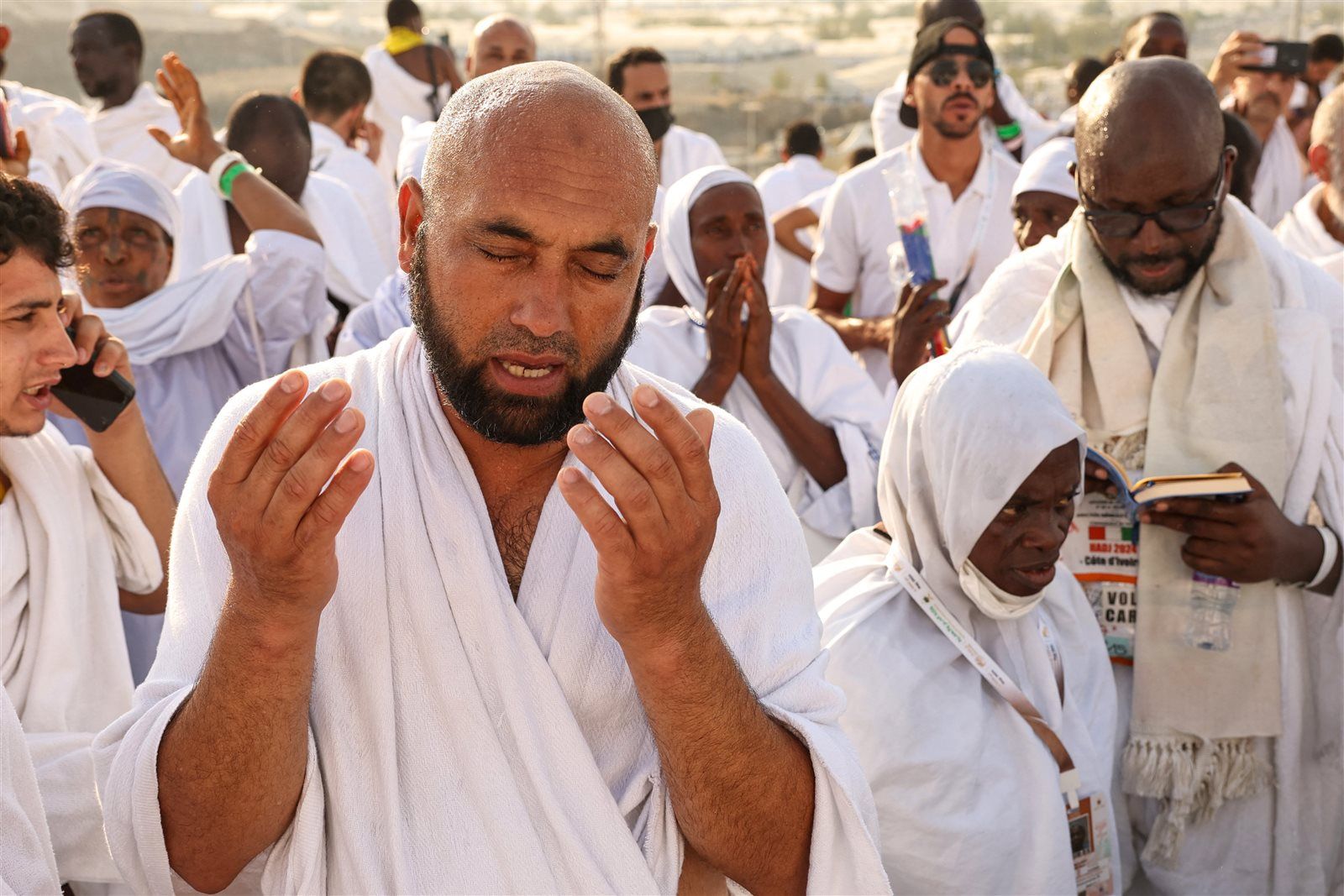 حجاج بيت الله الحرام على عرفات.. "أرواح ترجوا ودموع خاشعة "( صور)