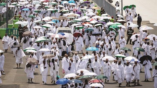 ضيوف الرحمن يقفون اليوم على عرفات لأداء ركن الحج الأعظم