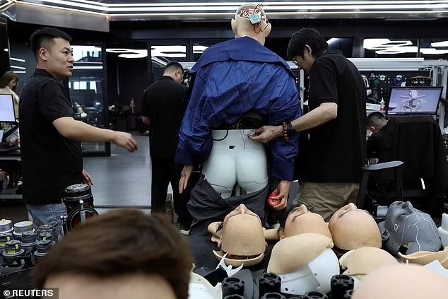 تكنولوجيا: مشاهد من داخل مصنع الروبوتات البشرية المرعب فى الصين.. صور