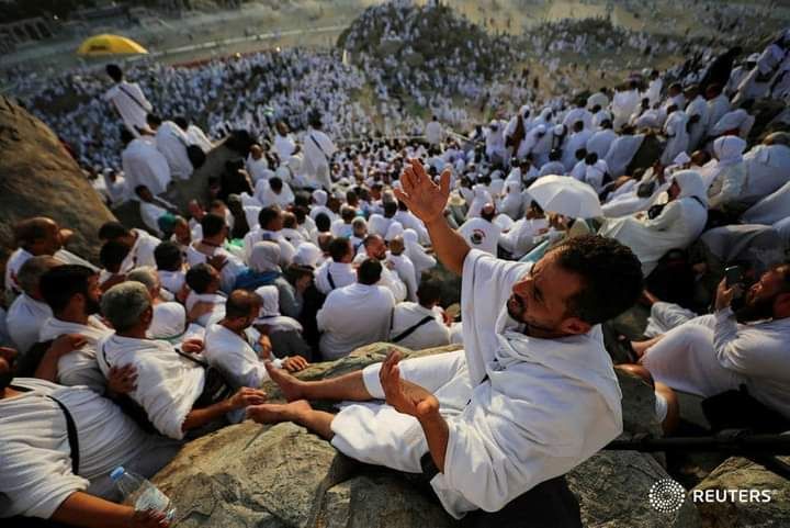 بعد منعهم في البداية.. السلطات السعودية تسمح لحاملي تأشيرات الزيارة بأداء الحج