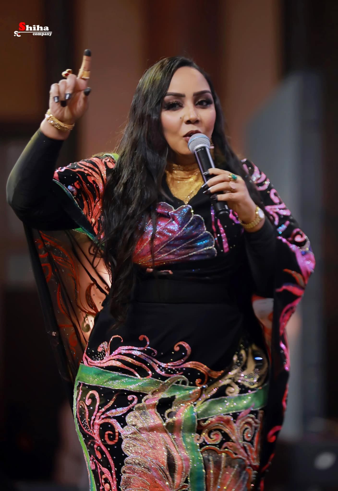 شاهد بالفيديو.. الفنانة هدى عربي تثير ضجة واسعة بتقديمها وصلة رقص مثيرة مع عازفها على أنغام (البان المال)