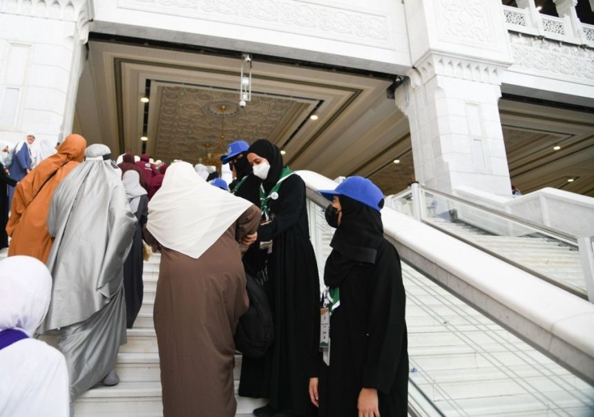 "فتيات الكشافة" يسهمن في إدارة الحشود بيوم عرفة 