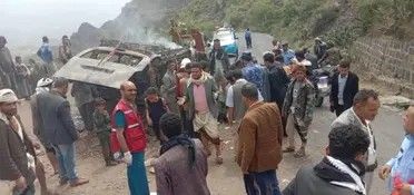 الخليج اليوم .. صور.. احتراق باص نقل يودي بحياة 9 يمنيين وإصابة 4 آخرين