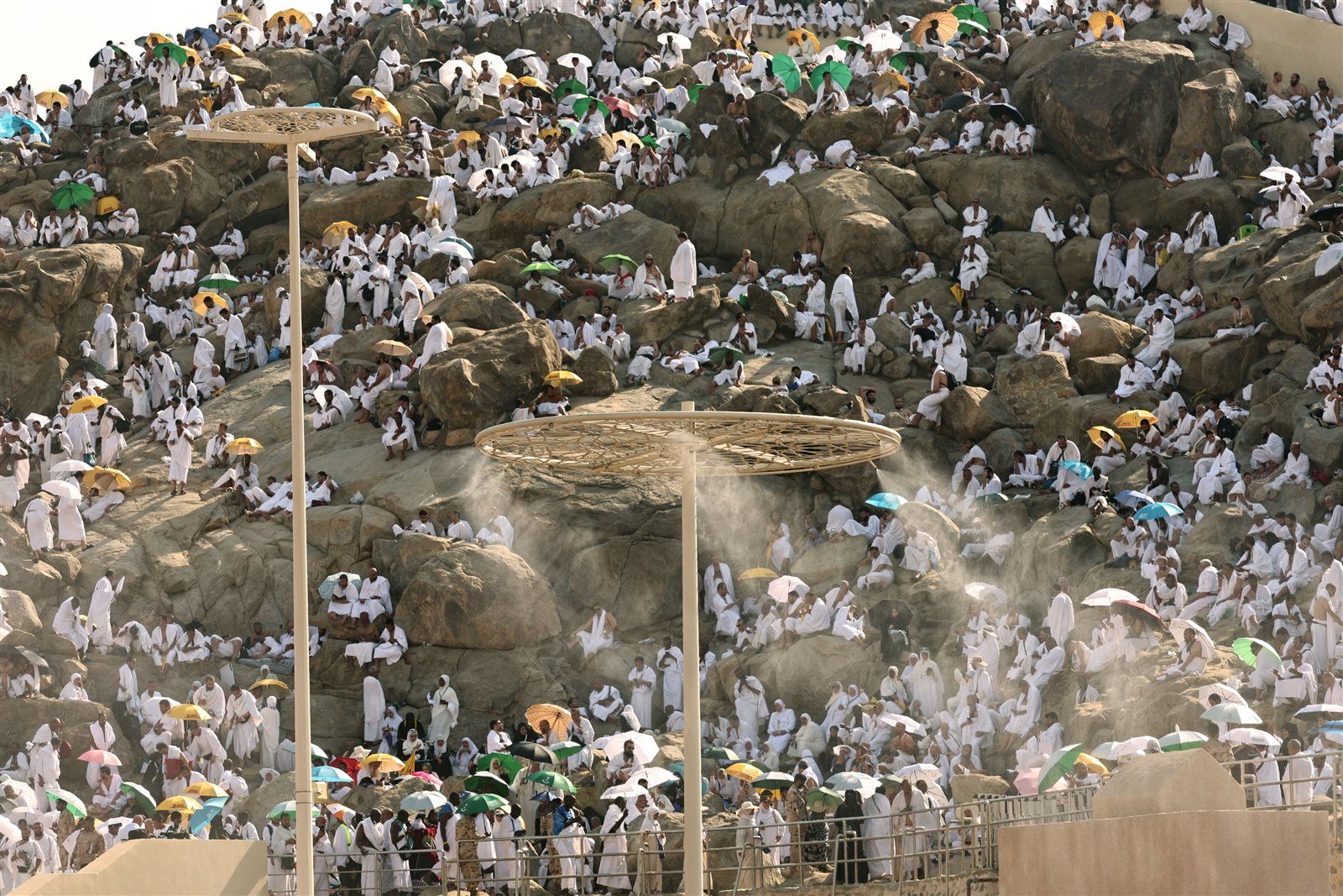 حجاج بيت الله الحرام على عرفات.. "أرواح ترجوا ودموع خاشعة "( صور)