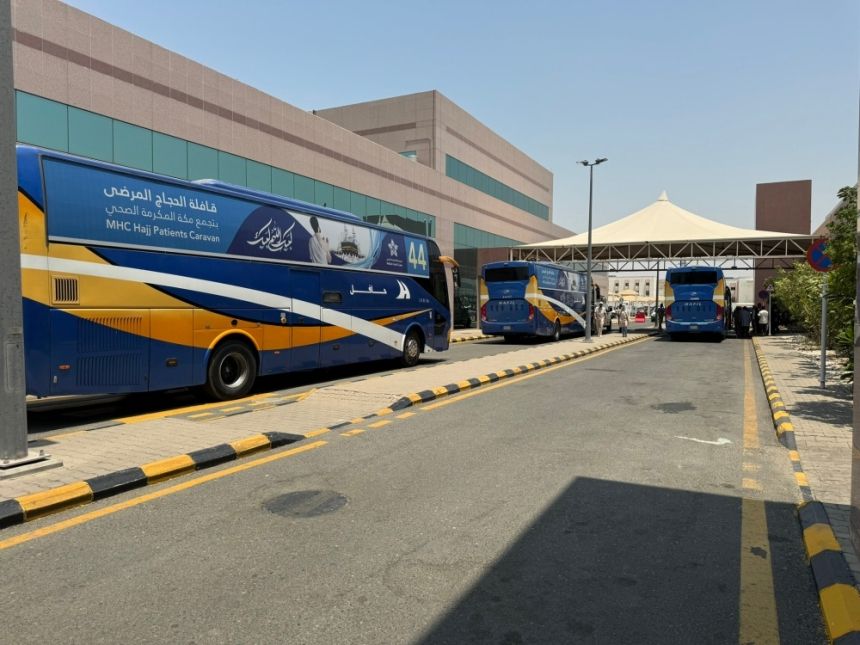 بالصور.. انطلاق قافلة الحجاج المرضى المنومين إلى عرفات