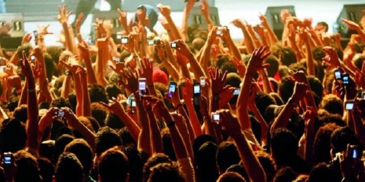 هل جذب الآخرين من ملابسهم فى الحفلات مبرر للدفاع عن النفس؟.. برلمانى