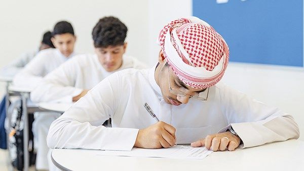 «الكيمياء» و«الأحياء».. مسك الختام لطلبة الثاني عشر