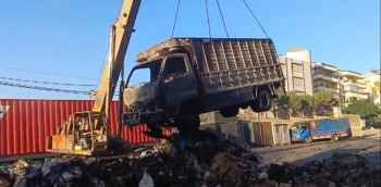 إخماد حريق ثلاث شاحنات وحاوية محملّات بأطنان من الكرتون والبلاستيك أمام مستودع للكرتون في العمروسية