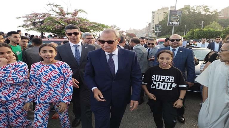 محافظ القليوبية يوزع الورود ويلتقط صورًا تذكارية مع المواطنين احتفالا بالعيد (فيديو وصور)