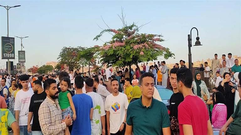 مواطنو القليوبية يحتفلون بعيد الأضحي على كورنيش النيل فى بنها (فيديو وصور)
