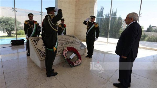 محافظ طولكرم يضع أكاليل الزهور على ضريح الجندي المجهول