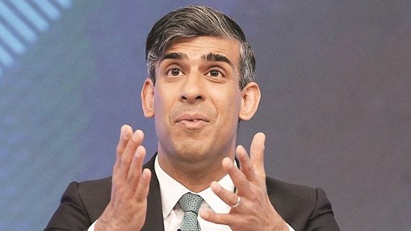 نايجل فاراج يهدد «المحافظين» بـ«صدمة انتخابية»