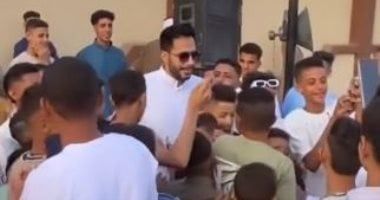 عصام السقا يحتفل بعيد الأضحى فى بلدته والشباب يلتقطون معه الصور التذكارية